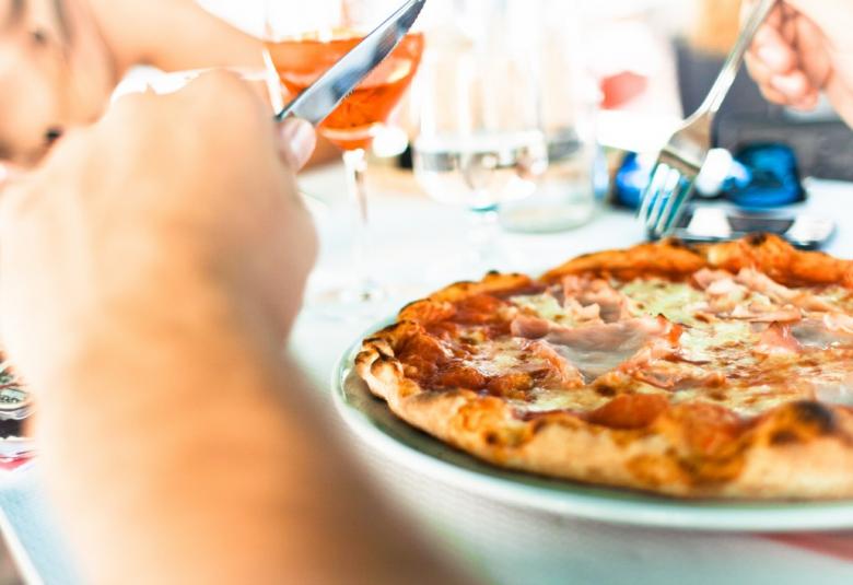 Amigos disfrutando de una pizza