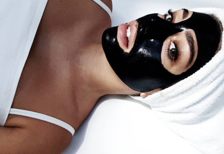 Blanca Suarez con la mascarilla de carbón activo