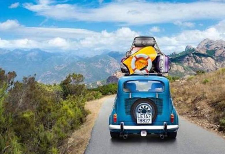 Coche cargado de maletas preparado para viajar