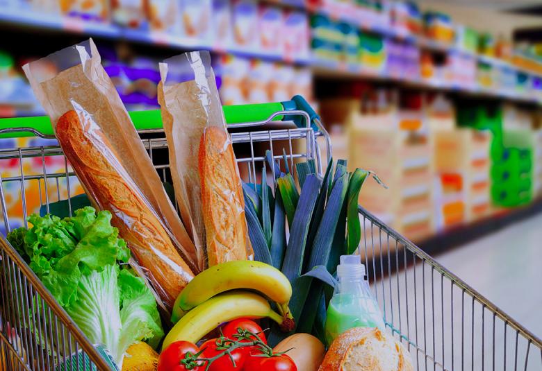 Carrito de la compra lleno en un supermercado