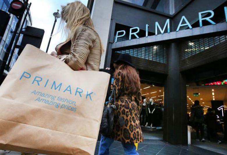 Mujer comprando en Primark