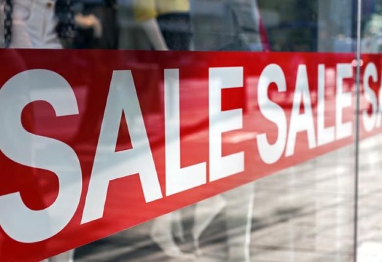 Escaparate con carteles de rebajas