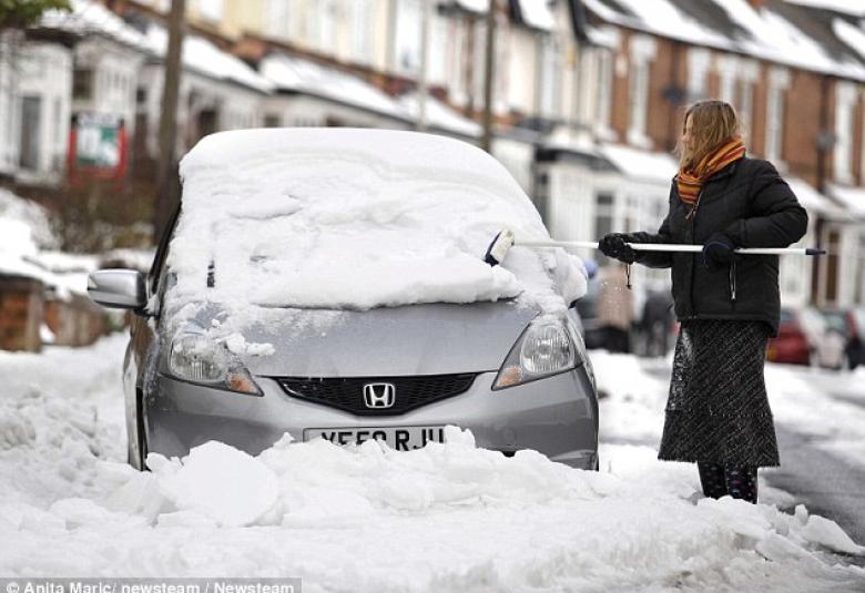 Trucos para quitar el hielo de los cristales de tu coche