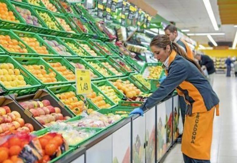 Dependientes de la sección de frutería de Mercadona