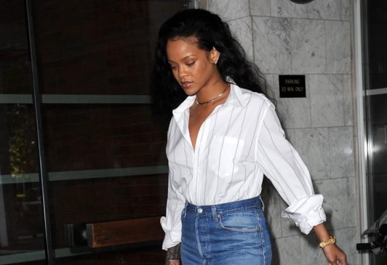 Rihanna luciendo una falda vaquera
