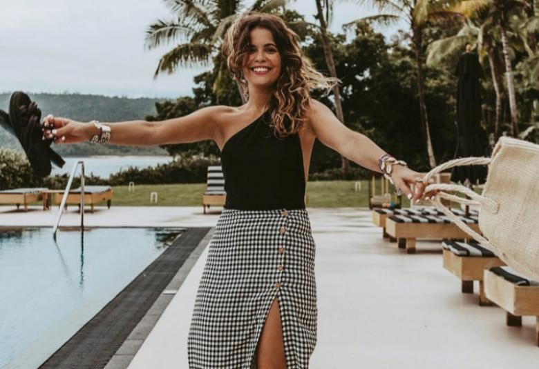 Mujer luciendo un bañador con estilo street style