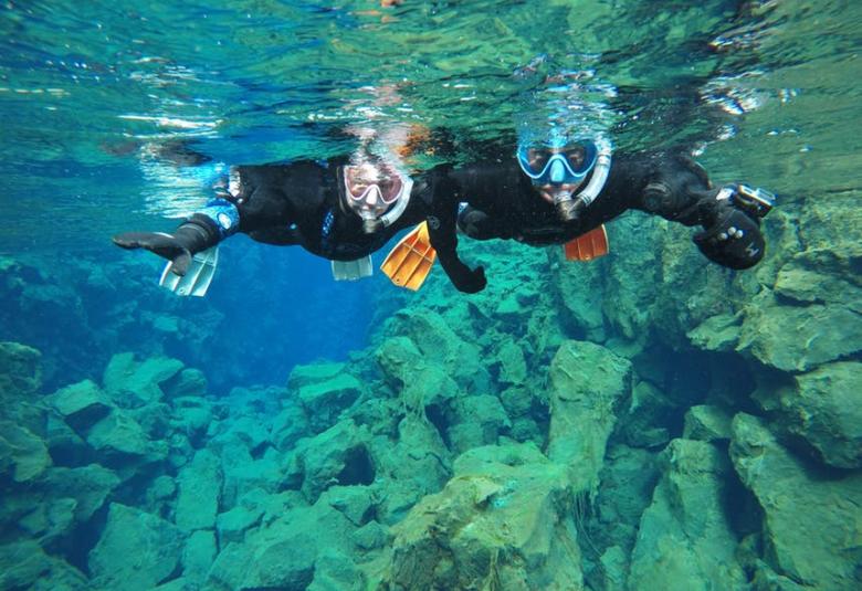 Personas practicando snorkle