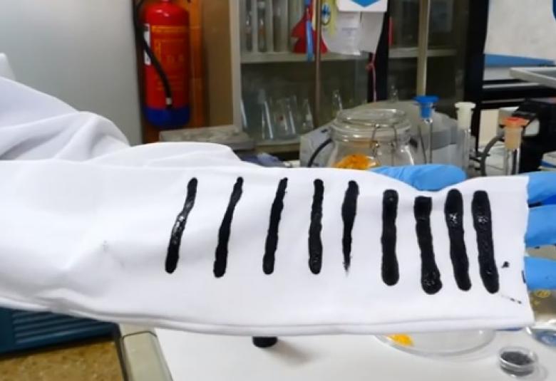 Camiseta con electricidad a partir de recursos naturales