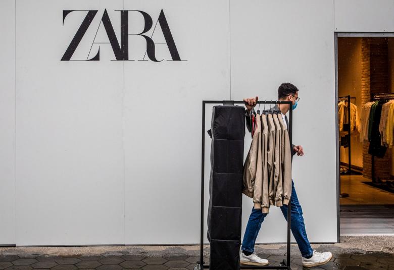 Zara: falda midi con estampado de flores