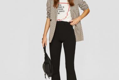 Modelo con el pantalón flare Stradivarius