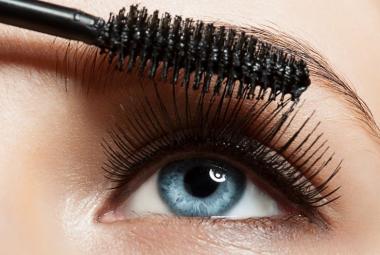 Mujer pintándose las pestañas