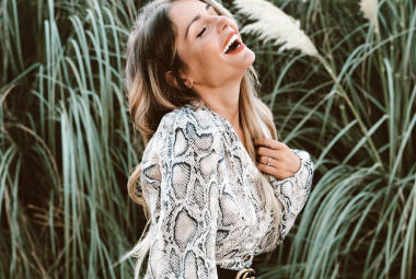 Influencer luciendo vestido viral de Zara