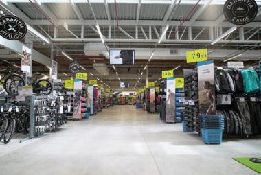 Estantes en una tienda Decathlon