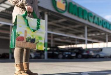 Mujer de compras en Mercadona
