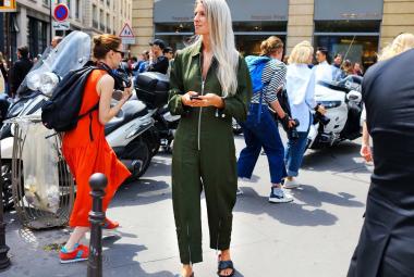 Mono de trabajo en street style