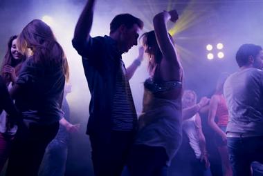 Pareja bailando en una discoteca