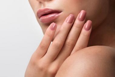 Mujer con manicura rosa nude