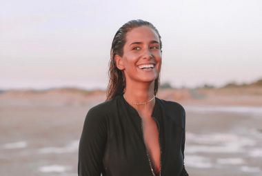 María Pombo en la playa