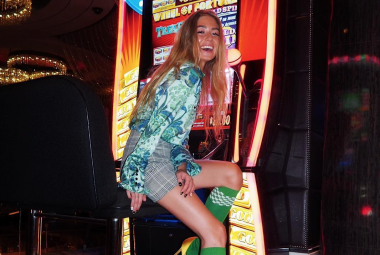 Influencer luciendo falda tartán