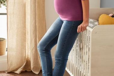 Mujer con vaqueros premamá de Lidl