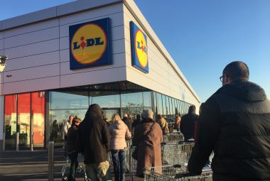 Imagen de colas en el supermercado Lidl