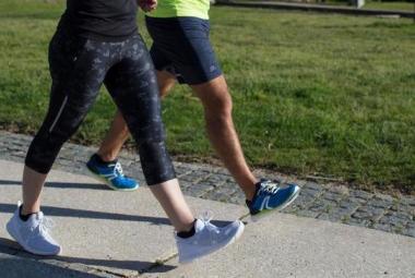 Dos personas  haciendo marcha deportiva