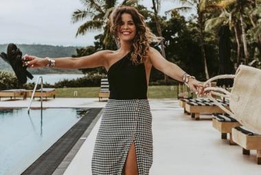 Mujer luciendo un bañador con estilo street style