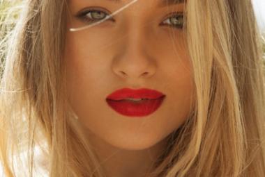 Mujer con un rubio natural