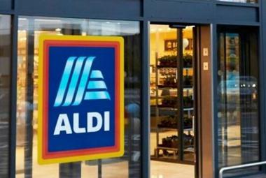 Supermercados Aldi con muchas personas esperando