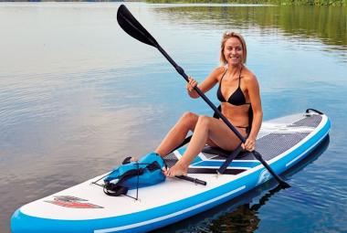 Mujer practicando paddle surf