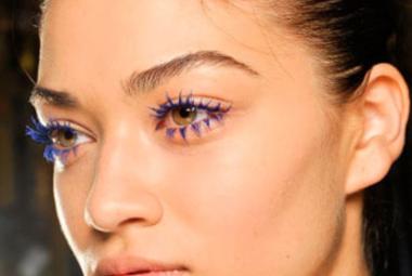 Mujer con las pestañas de colores