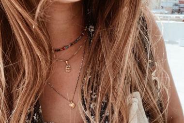 Influencer luciendo collar de cuentas.