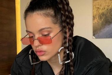 Rosalia con pendientes en forma de corazón