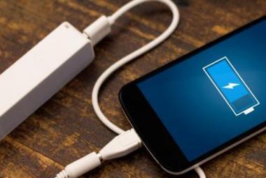 Telefono móvil cargando