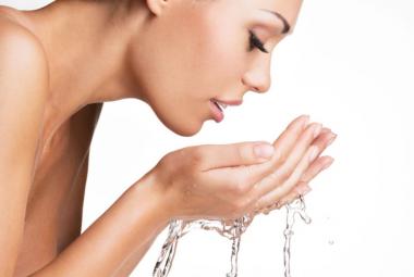 mujer lavándose la cara