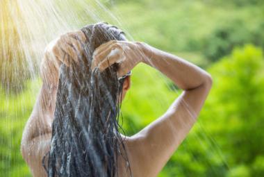 Mujer lavándose el pelo en la ducha
