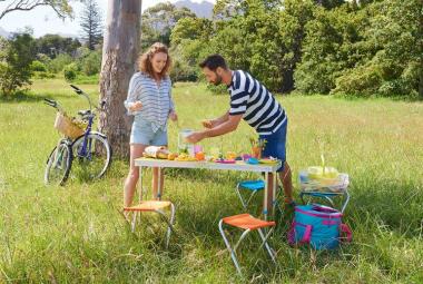 Familia haciendo un camping