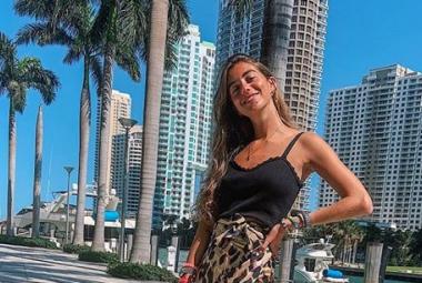 Influencer lucendo falda de Amazon