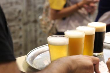 Camarero sirviendo cerveza