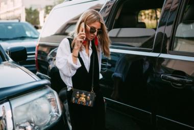 Street style con camisa blanca