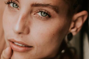 Mujer con piel tersa y joven 