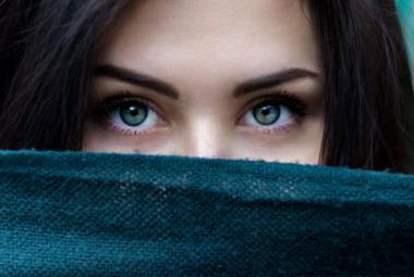 Mujer con pestañas super largas