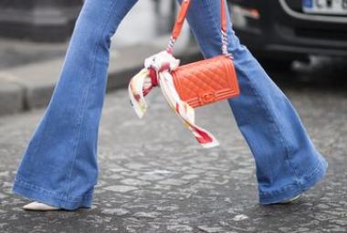 Street style con pantalones campana