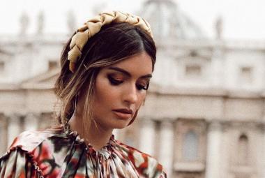 Influencer luciendo diadema