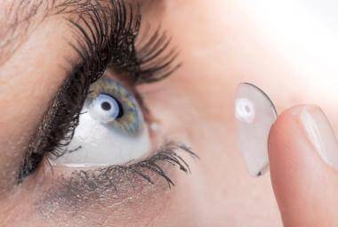 Mujer usando lentillas