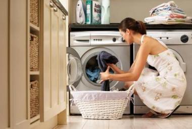 Mujer haciendo la colada