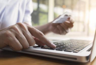 Trabajando con ordenador portátil