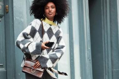 Street style con jersey de rombos