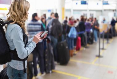 Viajera en un aeropuerto