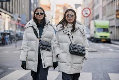Street style con abrigos de plumas